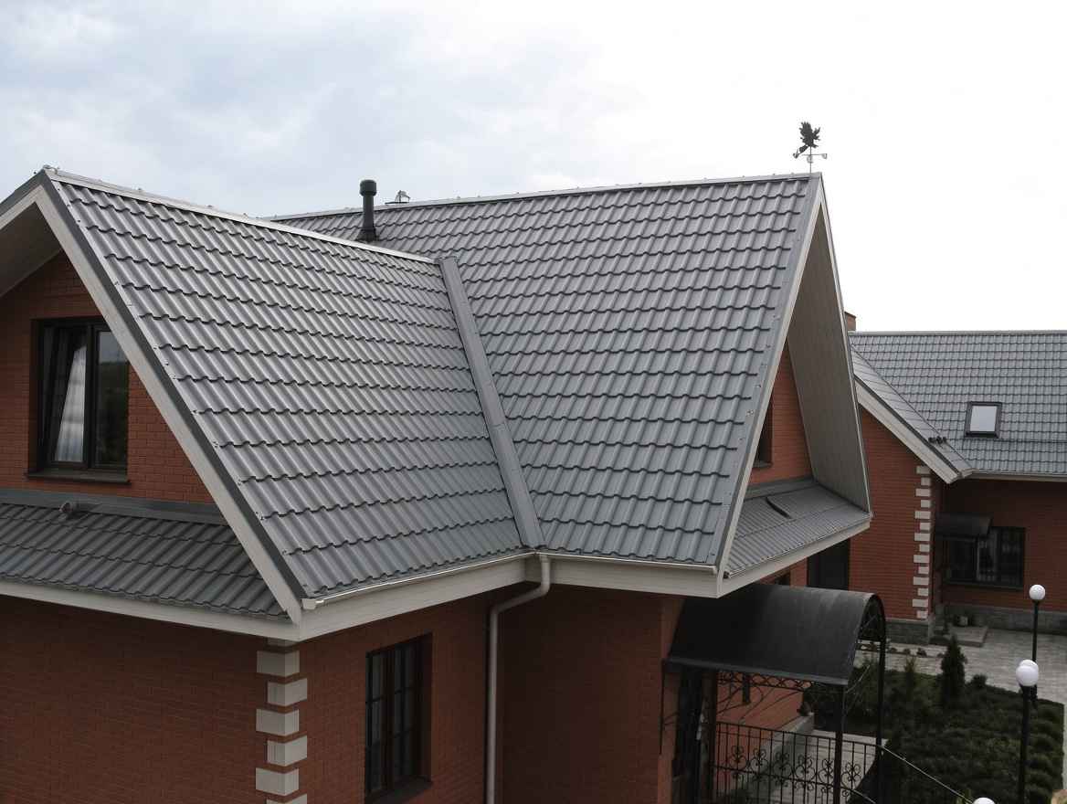 Кровля дома с металлочерепицей Монтеррей